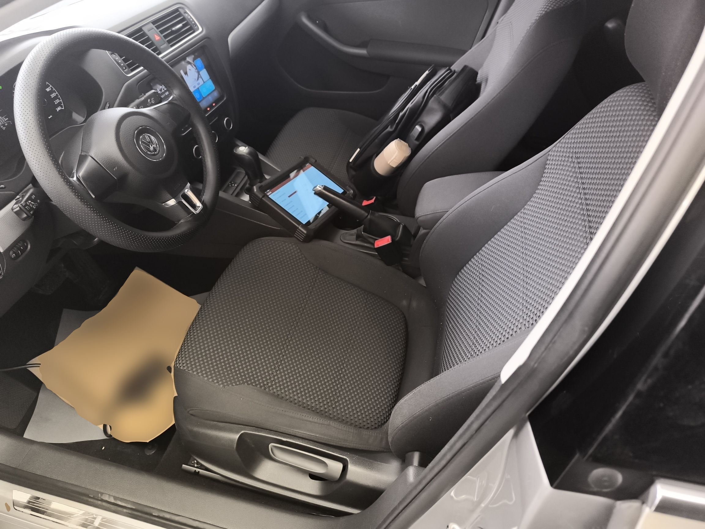 المقاعد الأمامية داخل السيارة