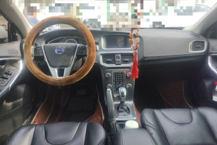Used Volvo V40 2015 1.6T Zhiya Edition Center Console