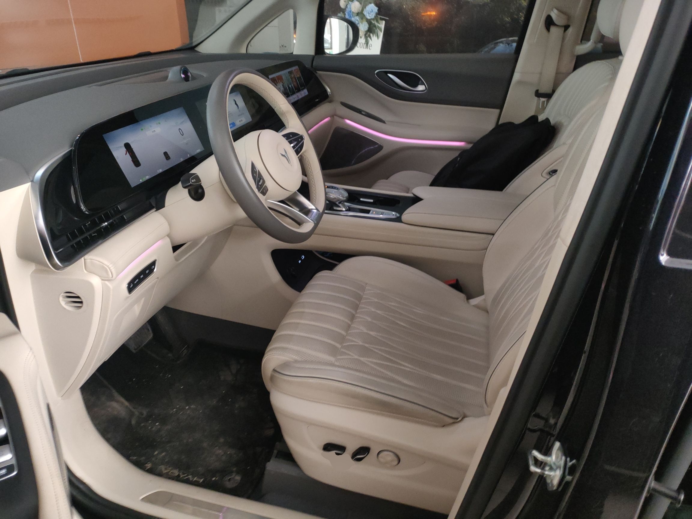 المقاعد الأمامية داخل السيارة