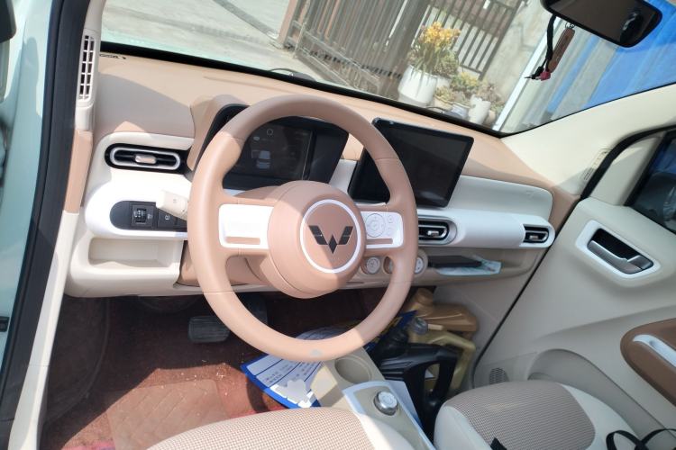 Used Wuling Hongguang MINIEV 2024 3rd Generation 215km Advanced Version
