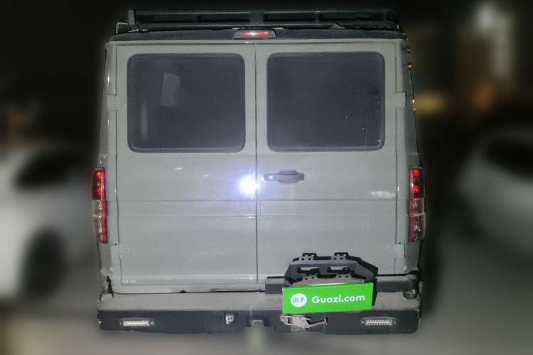 Used Iveco Daily 2020 2.5T A35 Passenger Van with Dual Tires Low Roof 5-9 Seats China V Emission Standard
