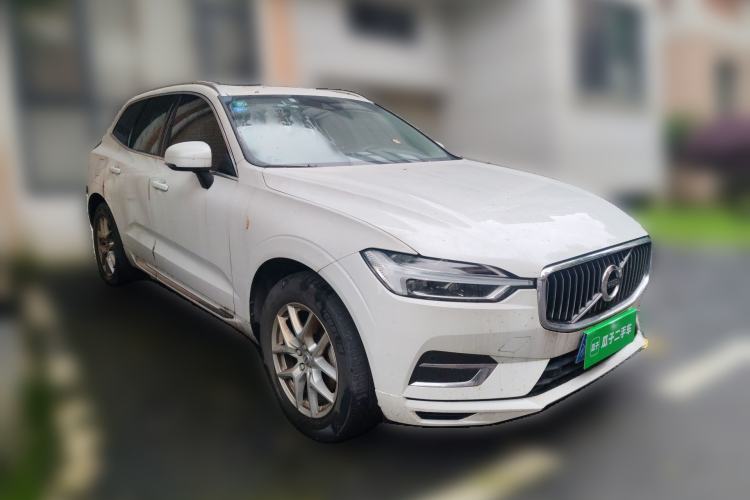 Used Volvo XC60 2020 T5 4x4 Zhiyi Luxury Edition Front Right 45 Deg