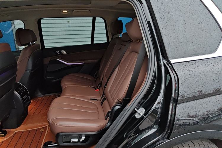 Used BMW X7 2022 xDrive40i Luxury Package with Leading Features Left Rear Seat