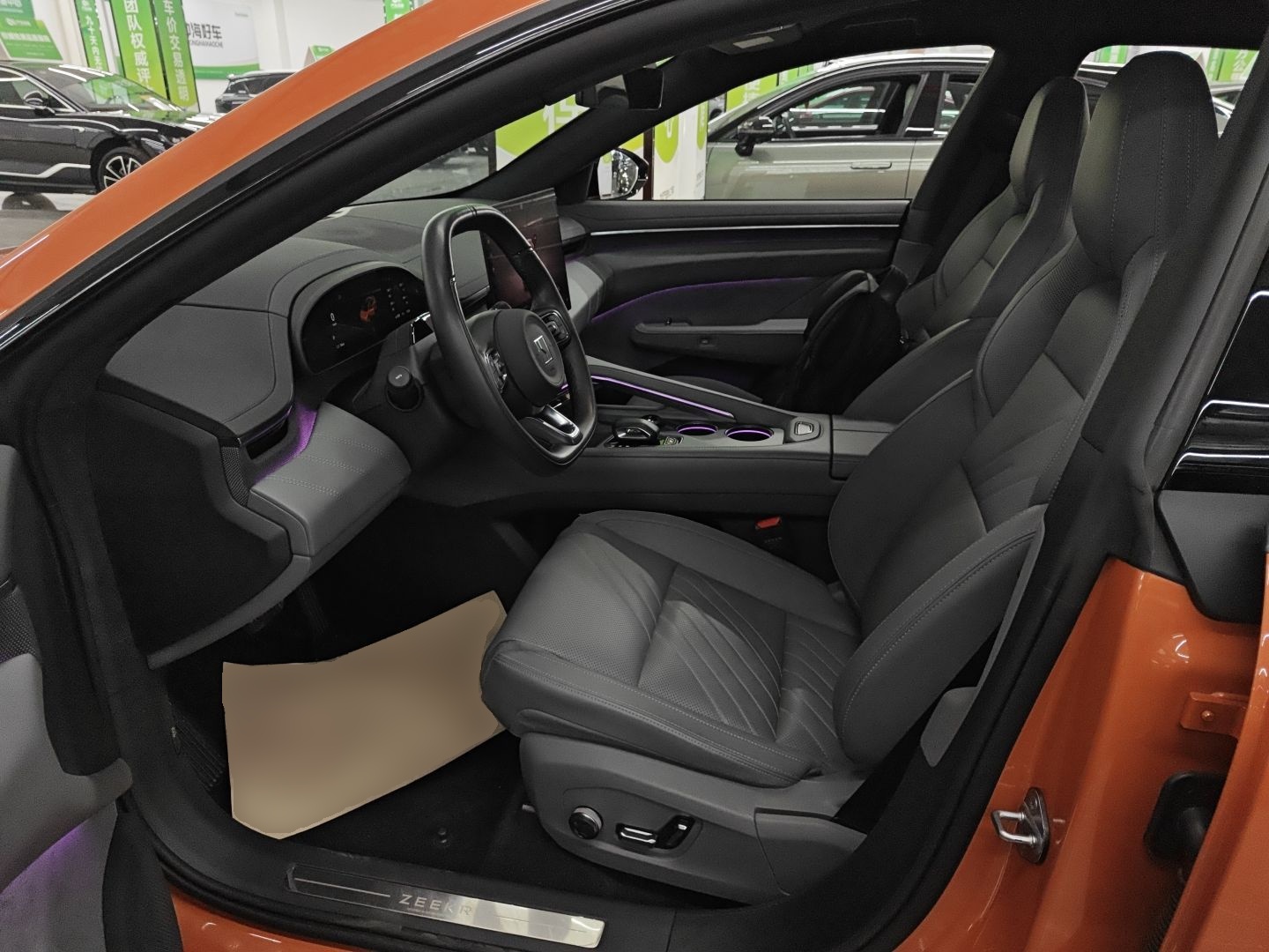 Переднее сиденье в автомобиле