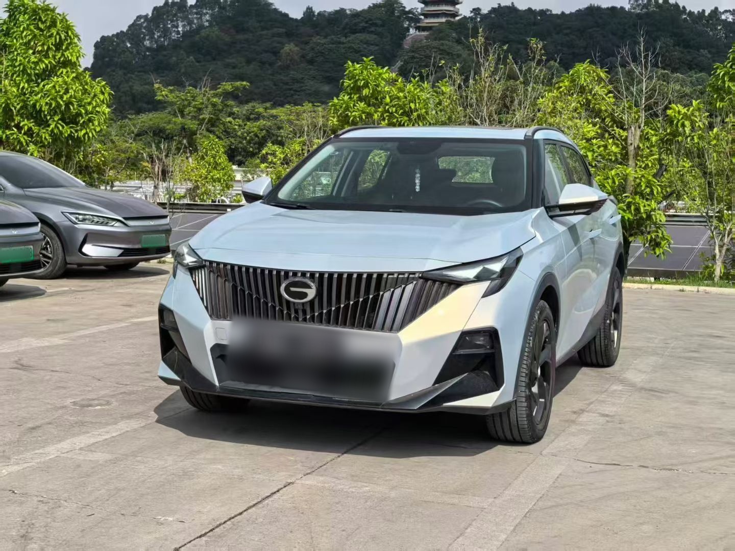 Под передней частью автомобиля