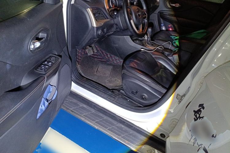 Used Jeep Cherokee 2017 2.4L Professional Smart Edition Driver Seat