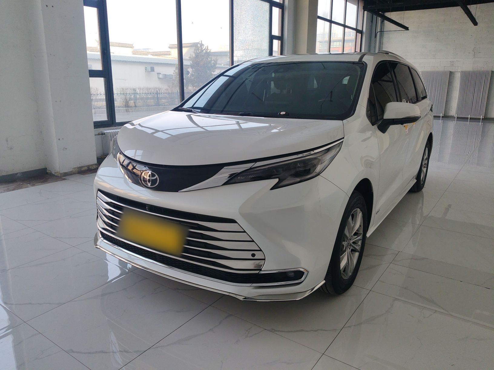 تحت مقدمة السيارة