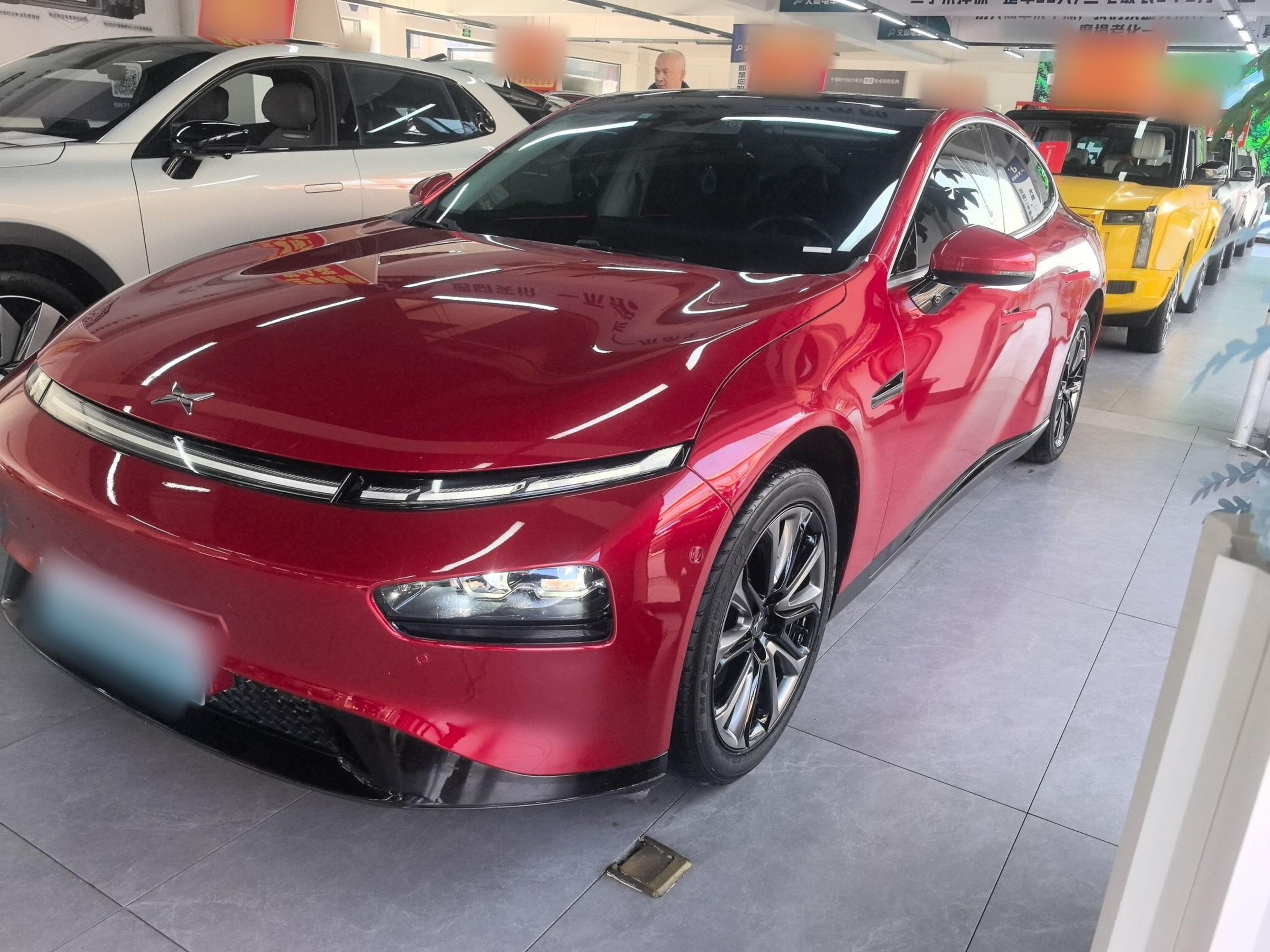 تحت مقدمة السيارة