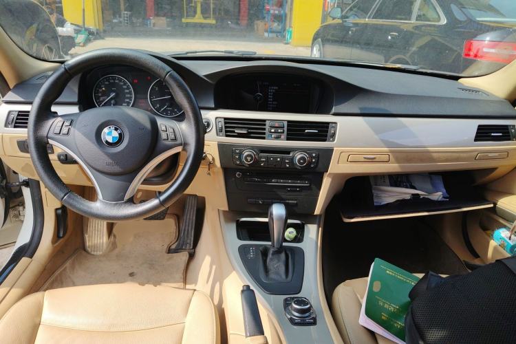 Used BMW 3 Series 2010 320i Luxury Model Center Console