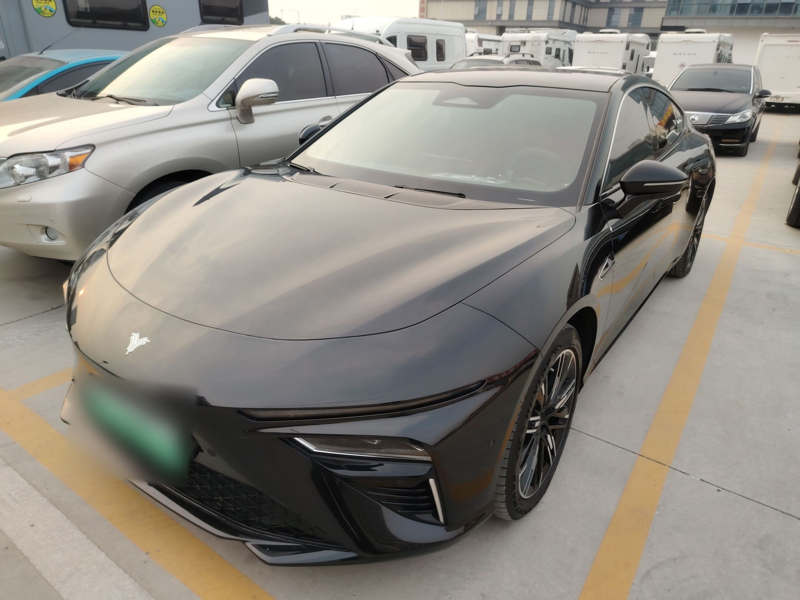 Под передней частью автомобиля