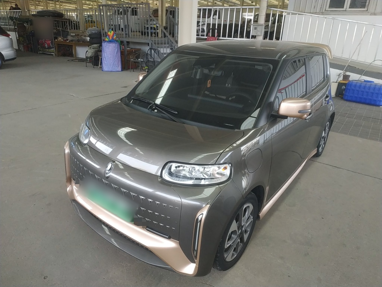 Под передней частью автомобиля