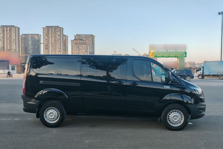 Used Ford Transit 2020 2.0T Diesel Multi-Function Commercial Vehicle Mid-Chassis Low-Roof Design with Dual Rear Doors Meeting China VI Emission Standards