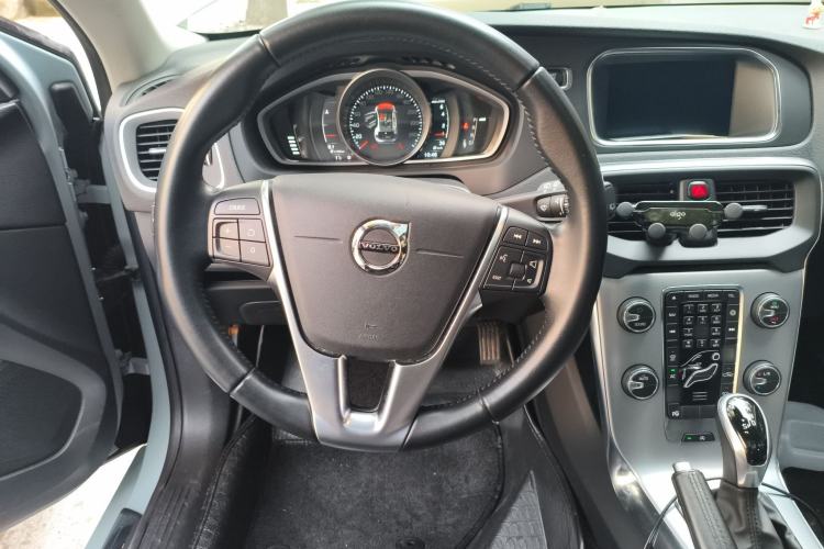 Used Volvo V40 2017 T3 Zhiya Edition
