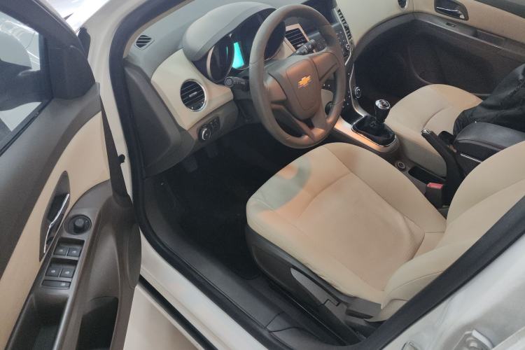 Used Chevrolet Cruze 2015 1.5L Classic SL MT Driver Seat