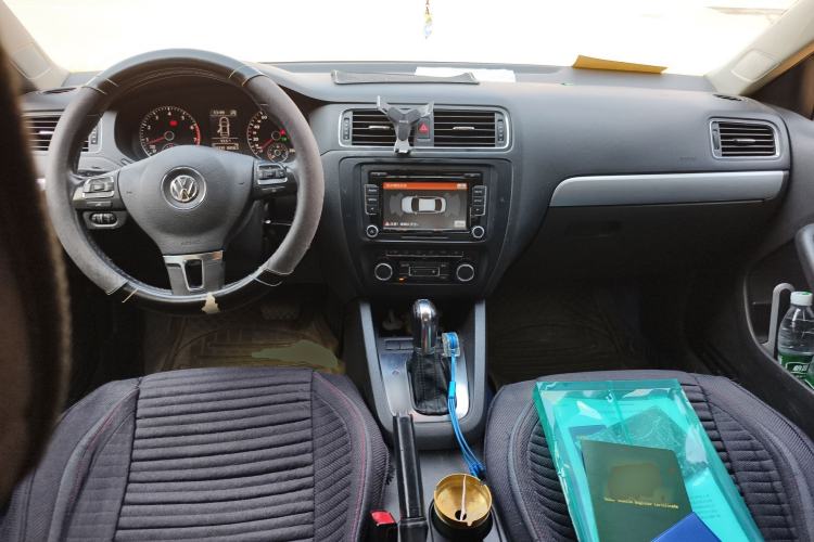 Used Volkswagen Sagitar 2013 1.4 TSI BlueMotion Edition Center Console