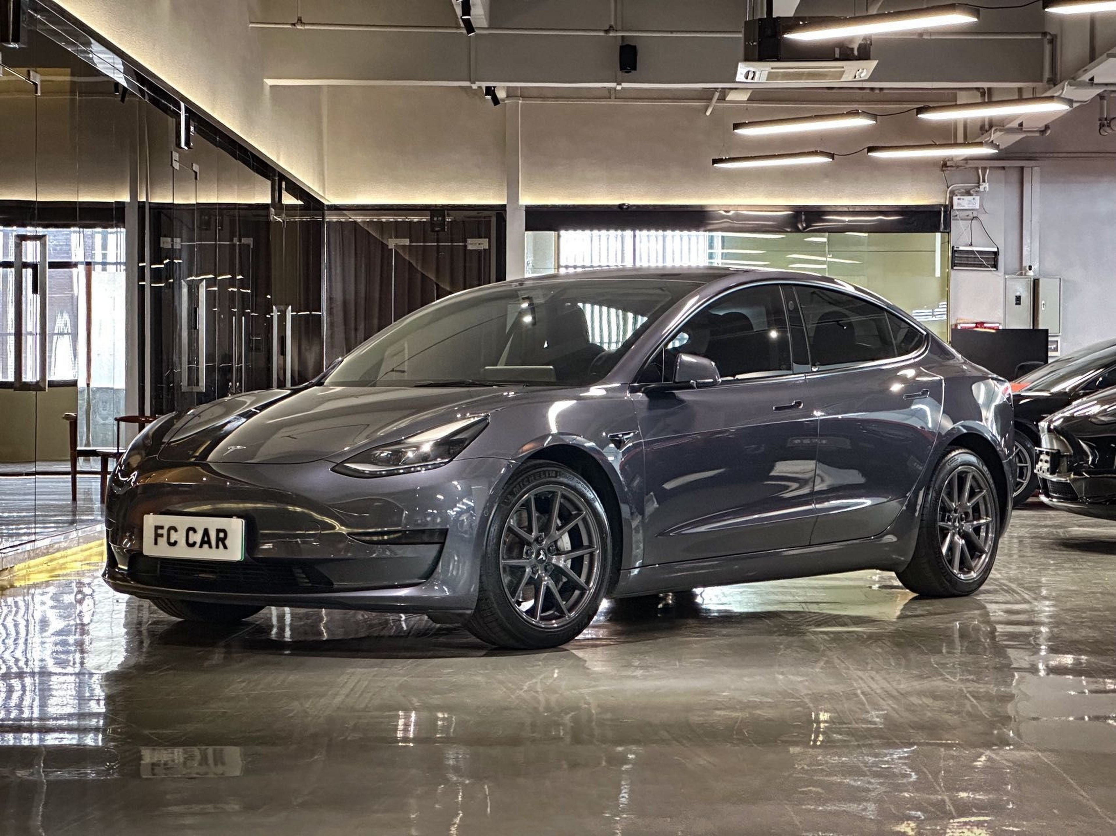 Под передней частью автомобиля