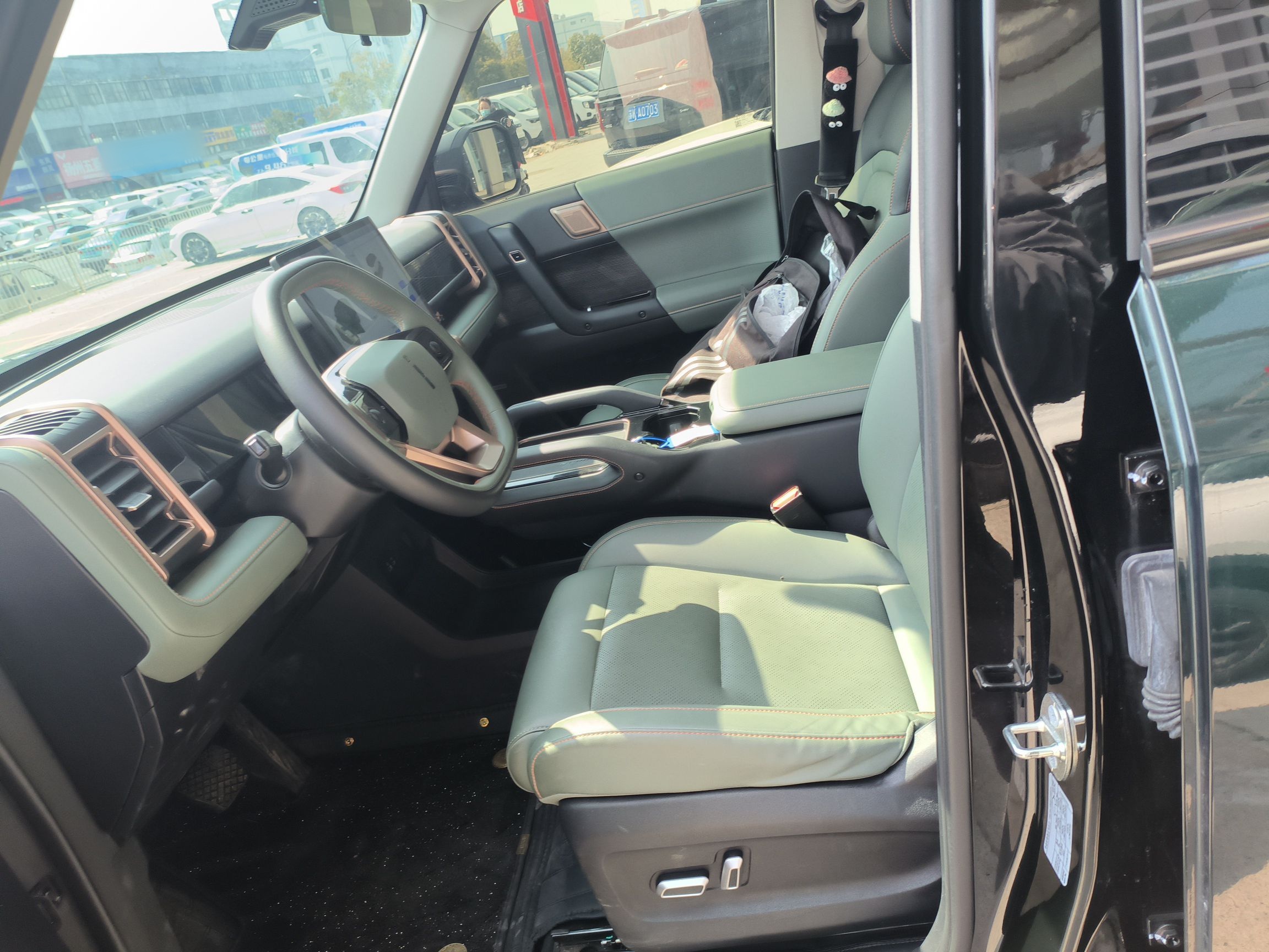 المقاعد الأمامية داخل السيارة