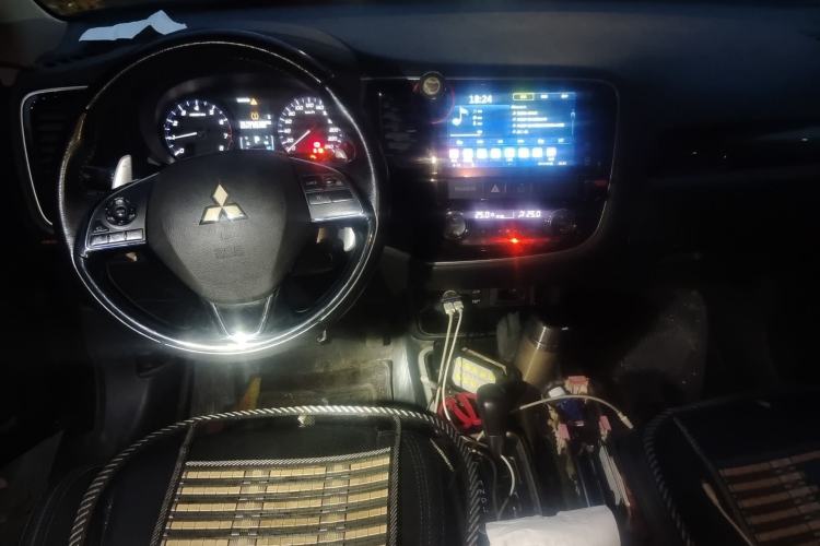 Used Mitsubishi Outlander 2019 2.4L 4x4 Zhi Xiang Edition 7 Seats China VI Standard Center Console
