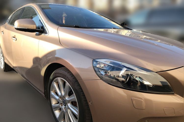 Used Volvo V40 2014 2.0T Zhiya Edition Front Right 45 Deg