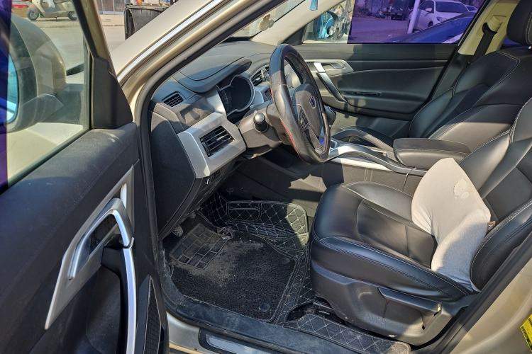 Used Geely Auto Emgrand X7 Sport 2016 2.0L Manual ZhiShang Version Interior 3