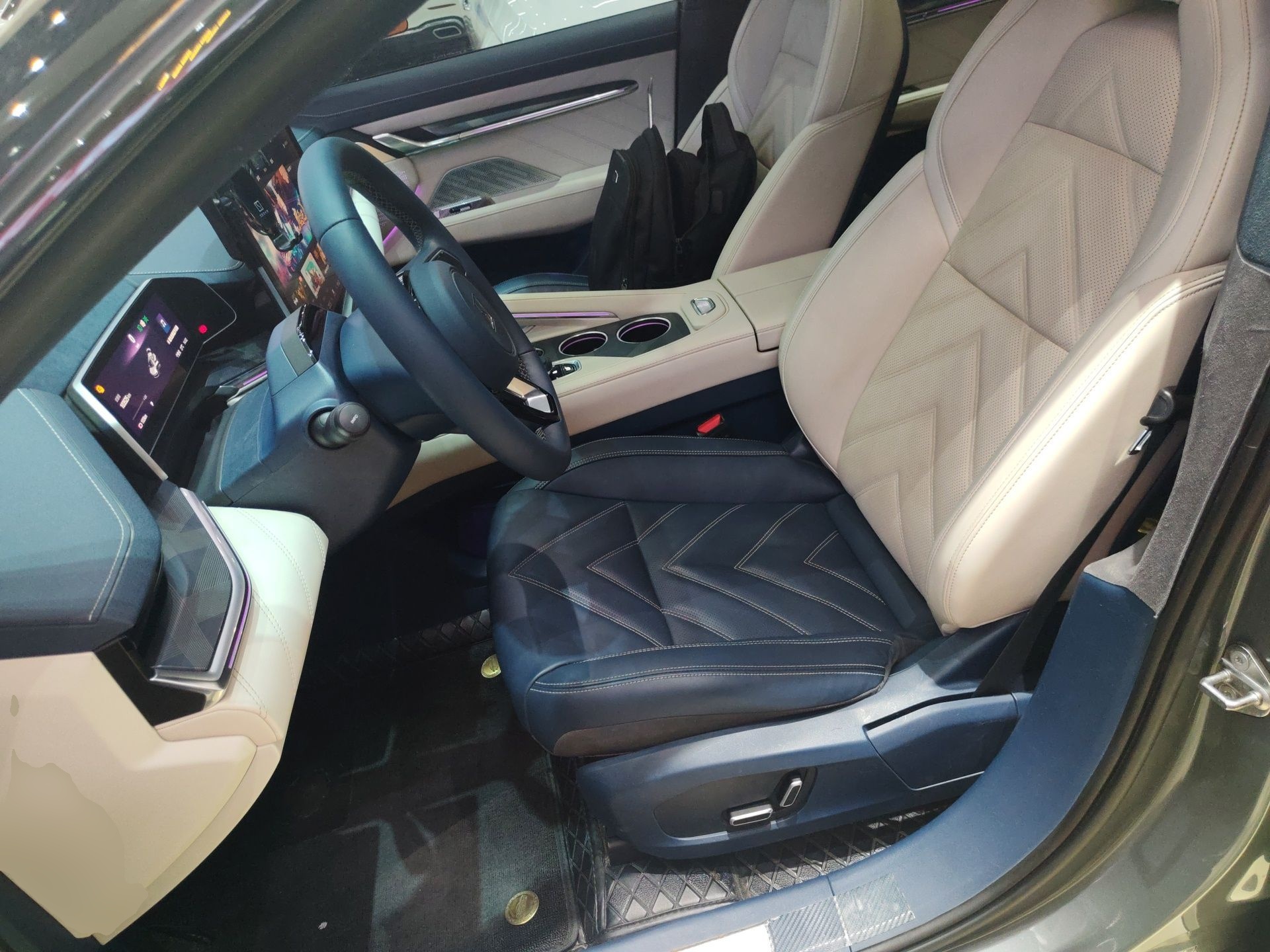 المقاعد الأمامية داخل السيارة