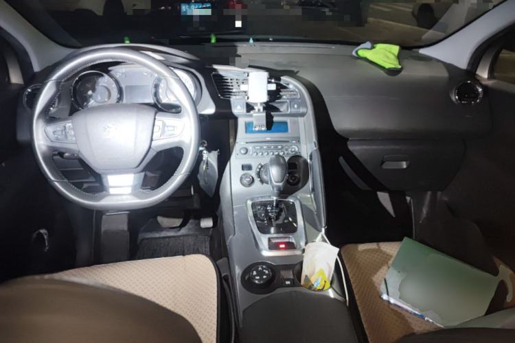 Used Peugeot 3008 2016 1.6THP Automatic Trend Edition Center Console