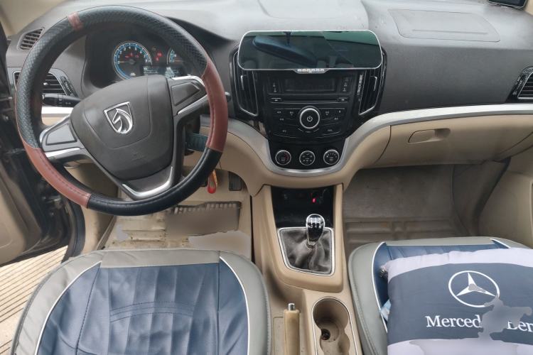 Used Baojun 730 2014 1.5L manual standard trim 7 seats Center Console