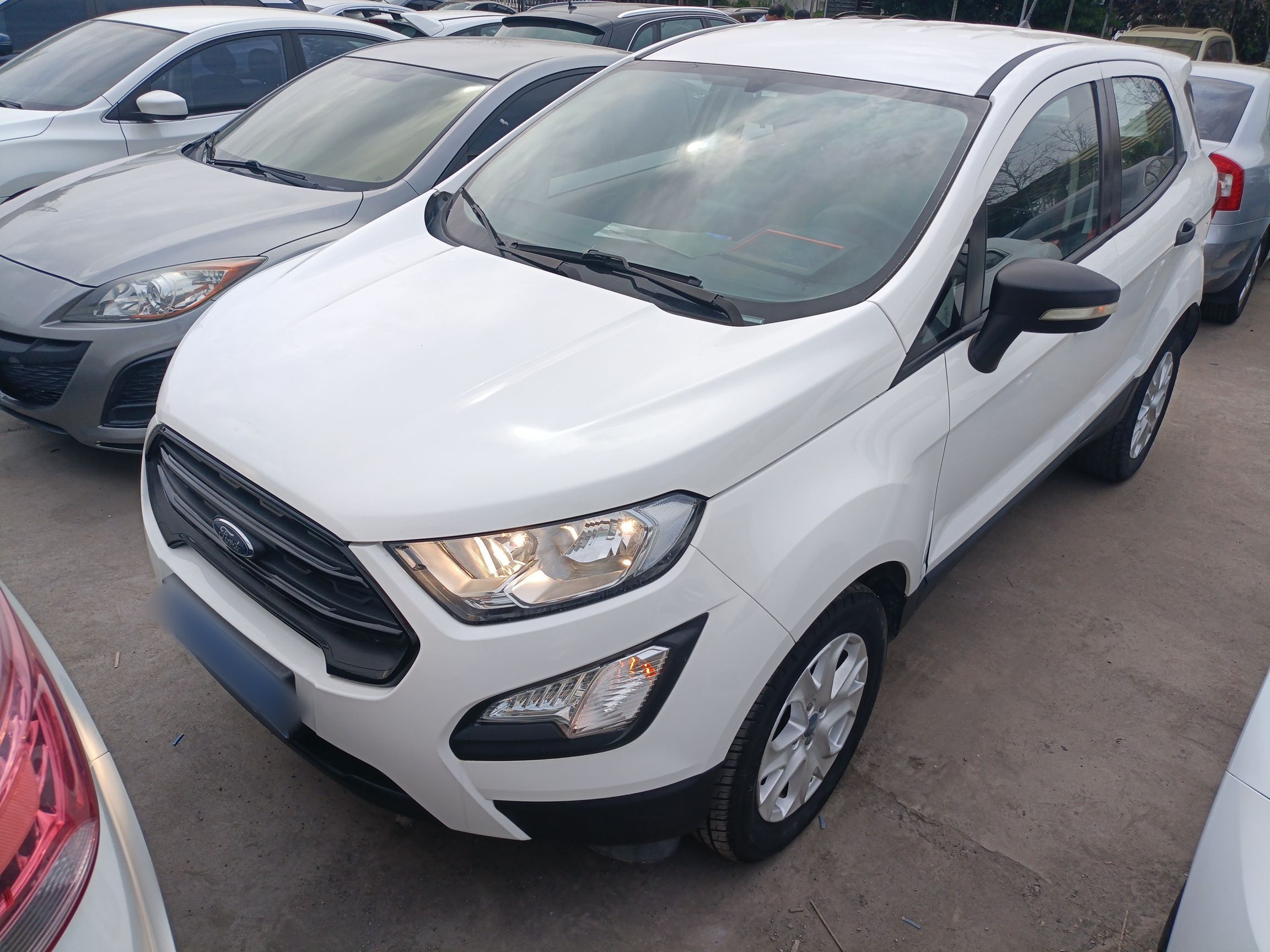 تحت مقدمة السيارة