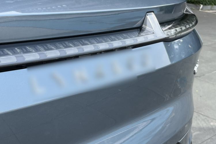 Used Lynk & Co 08 EM-P 2025 220 km All-Wheel-Drive Performance Halo Exterior 4