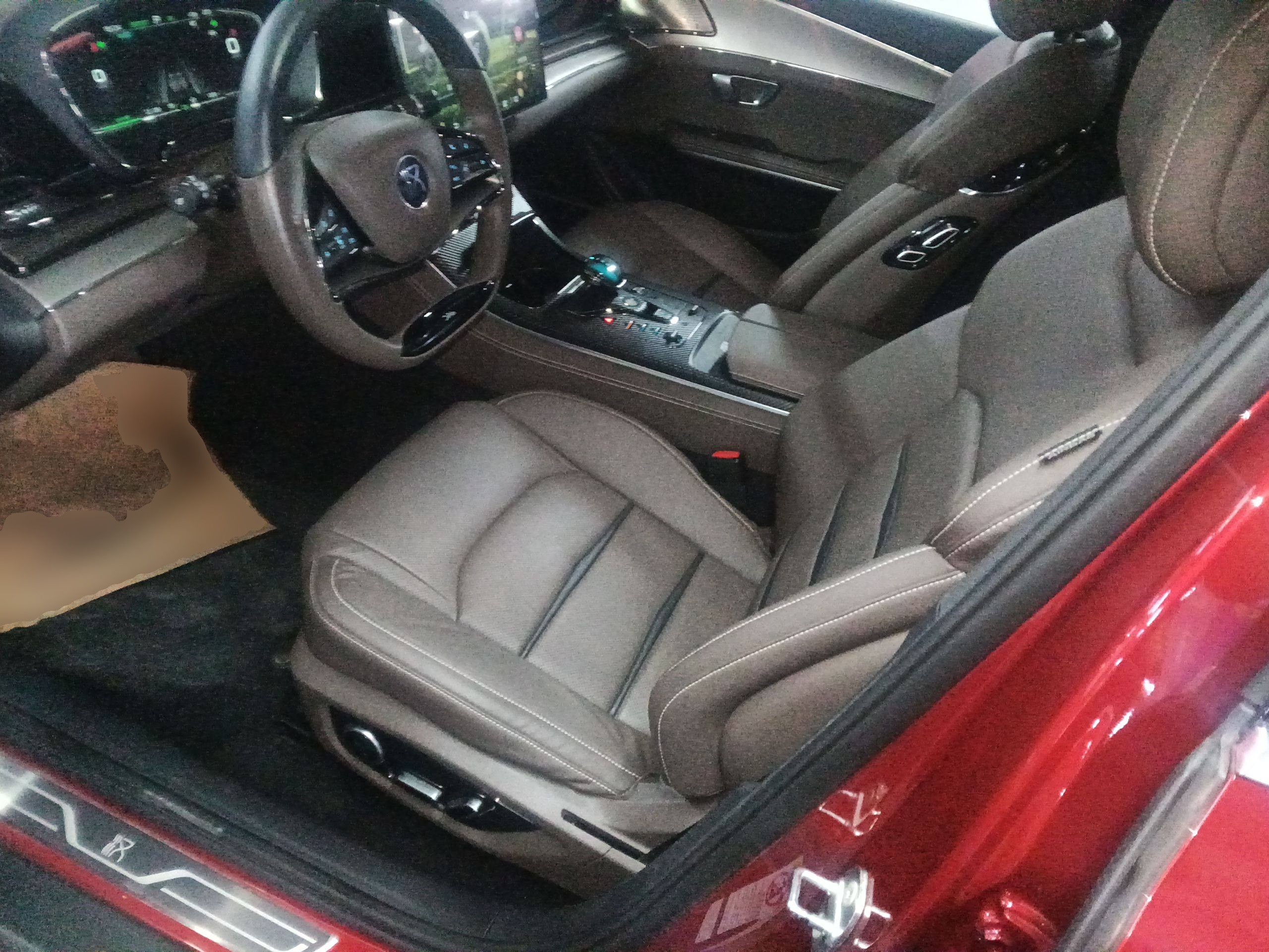 المقاعد الأمامية داخل السيارة