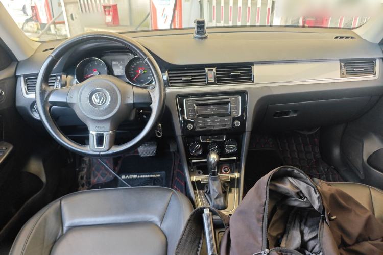 Used Volkswagen Bora 2014 1.6L Automatic Comfort Model Center Console