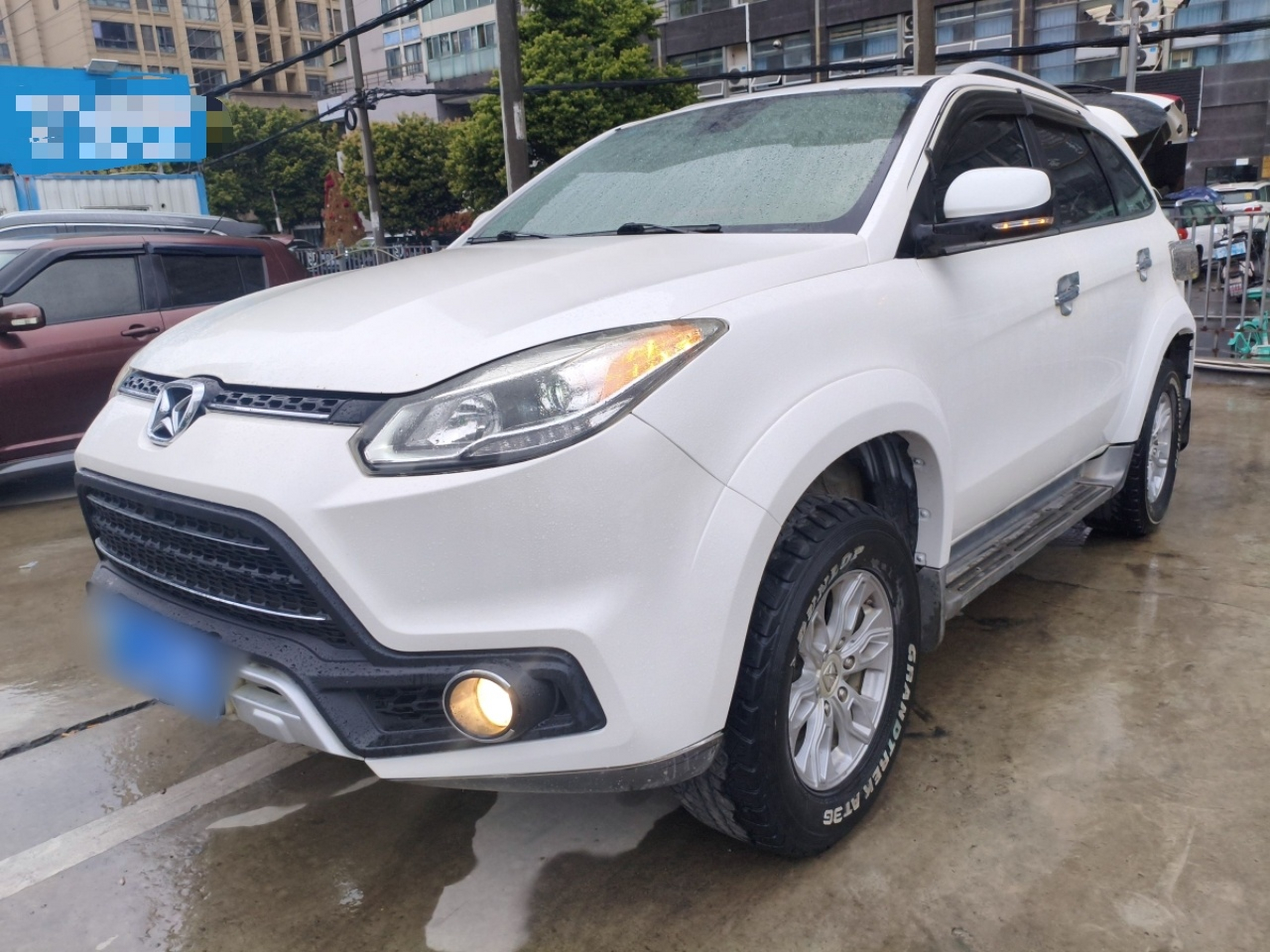 تحت مقدمة السيارة