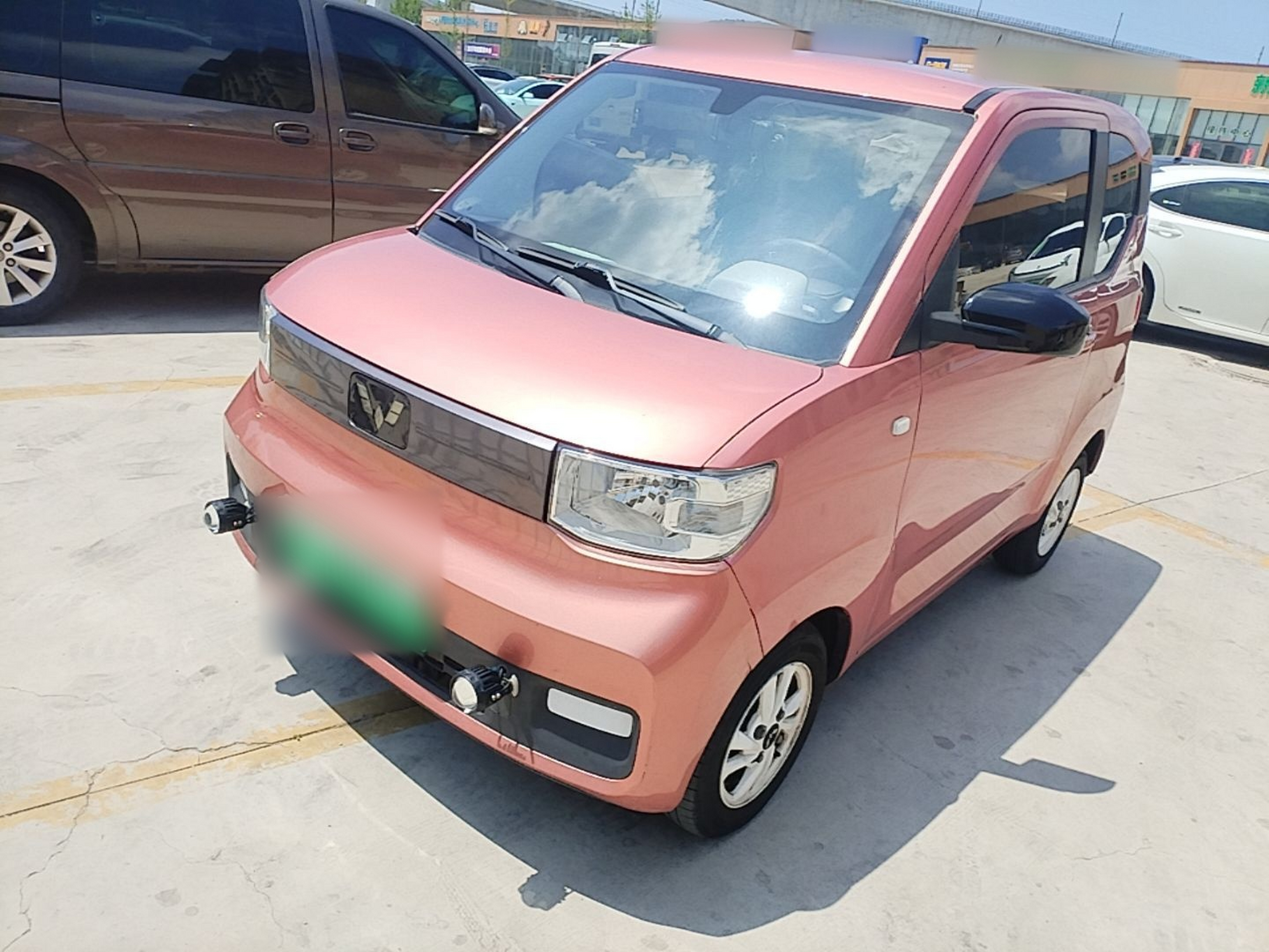 Под передней частью автомобиля