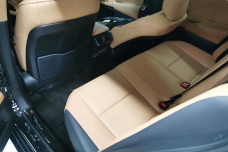 Used Lexus ES 2025 300h Deluxe Edition
