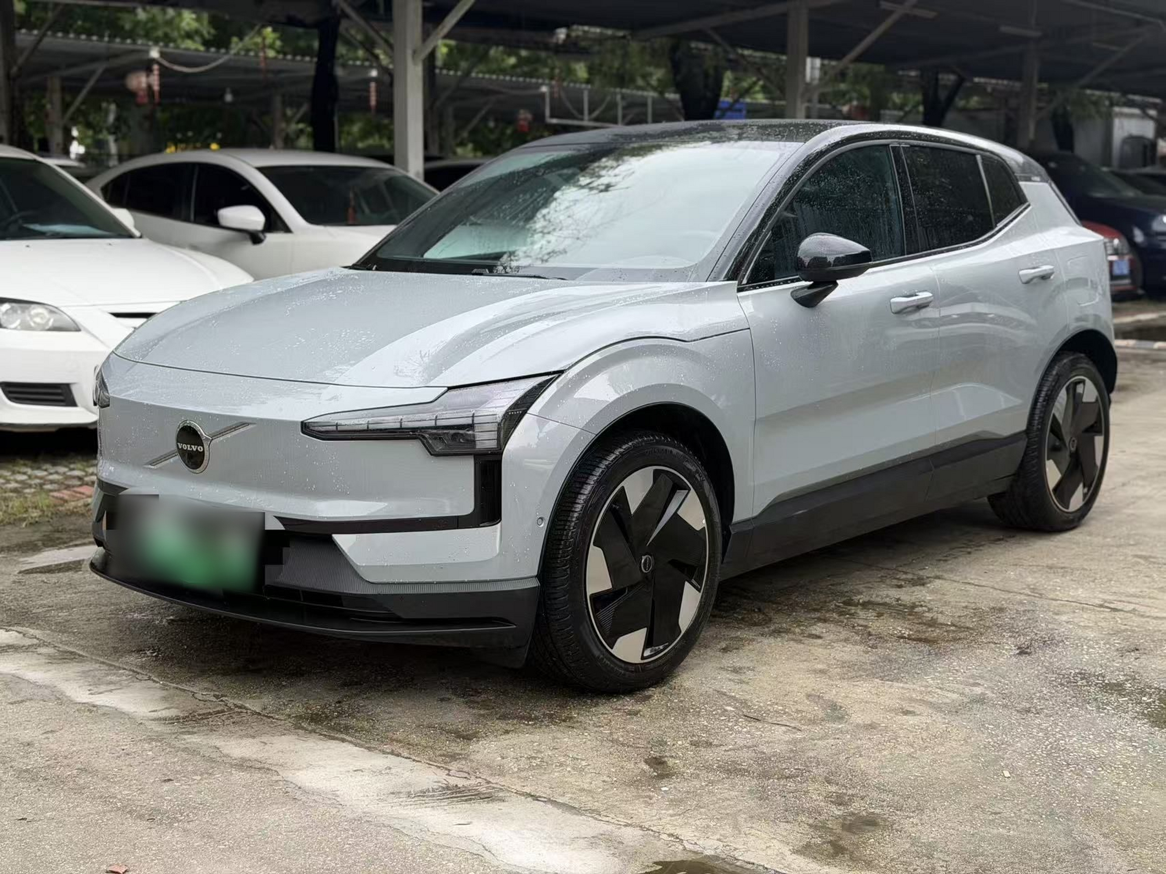 Под передней частью автомобиля