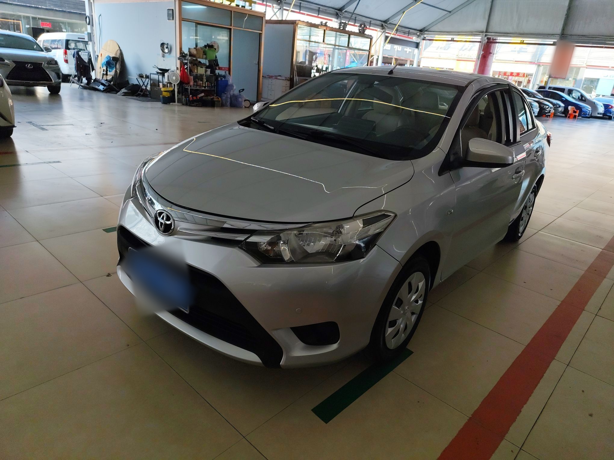 تحت مقدمة السيارة