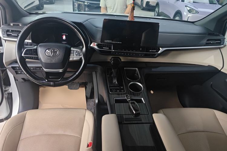 Used Toyota SIENNA 2023 2.5L Hybrid Deluxe Edition Center Console