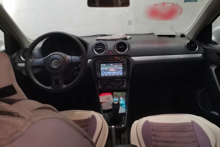 Used Volkswagen Jetta 2015 1.6L Manual Comfort Model Center Console