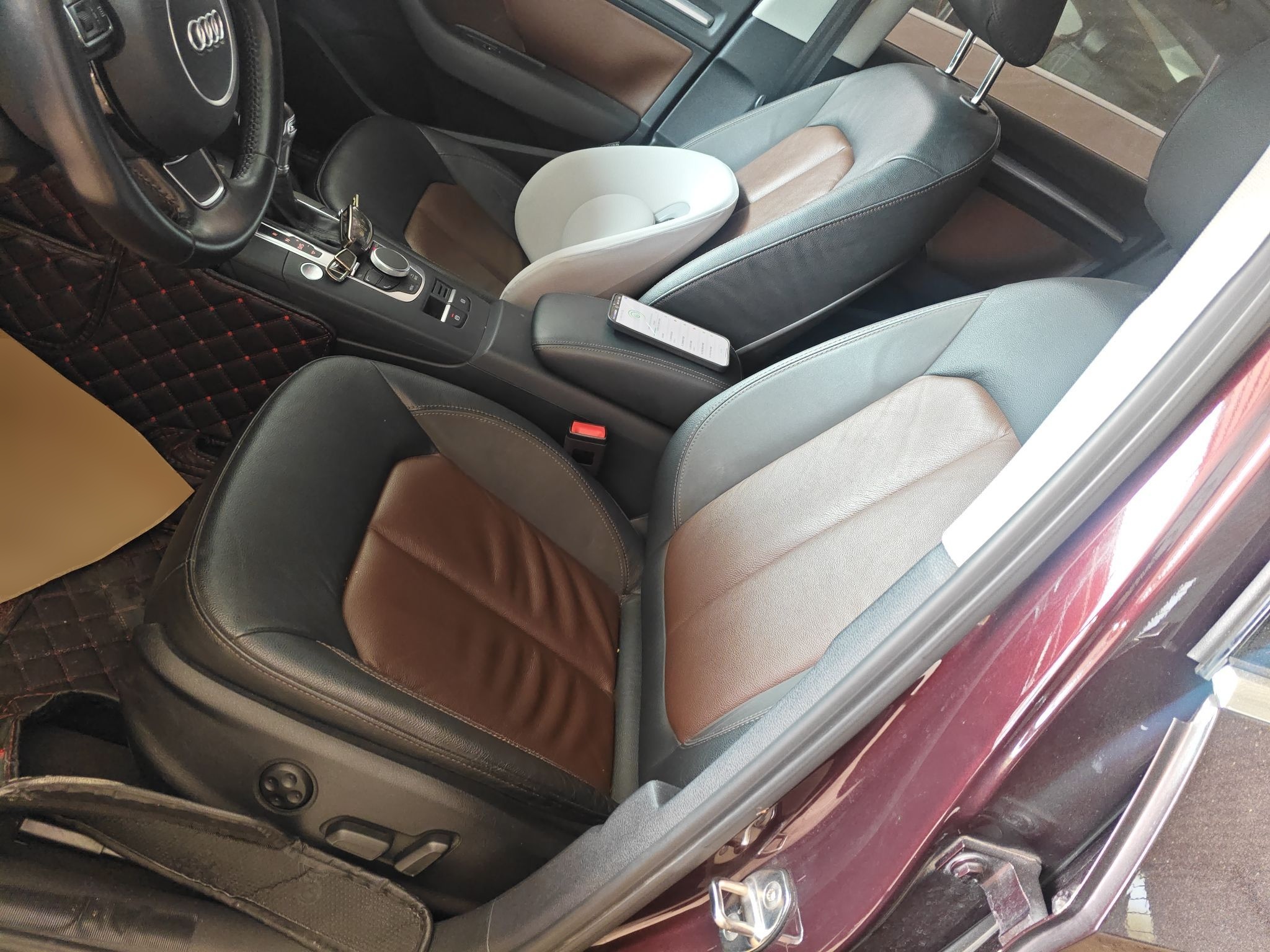 Переднее сиденье в автомобиле