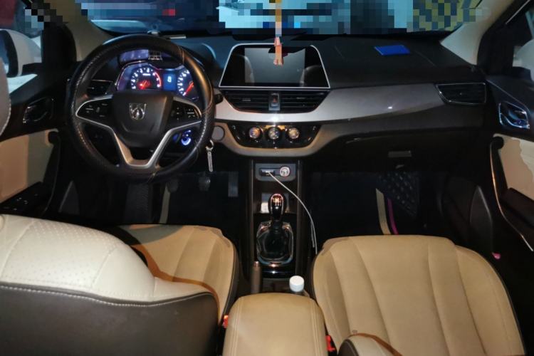 Used Baojun 310W 2017 1.5L Manual Fashion Edition China VI Center Console
