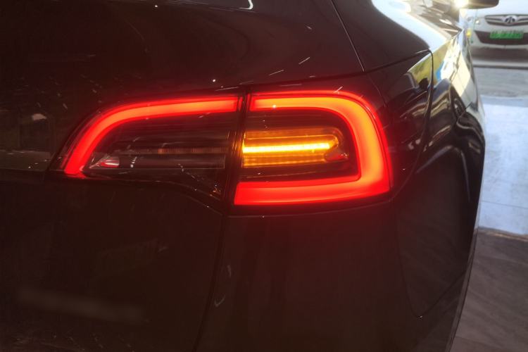 Used Tesla Model Y 2023 Long-Range All-Wheel-Drive Version Right Rear Taillight