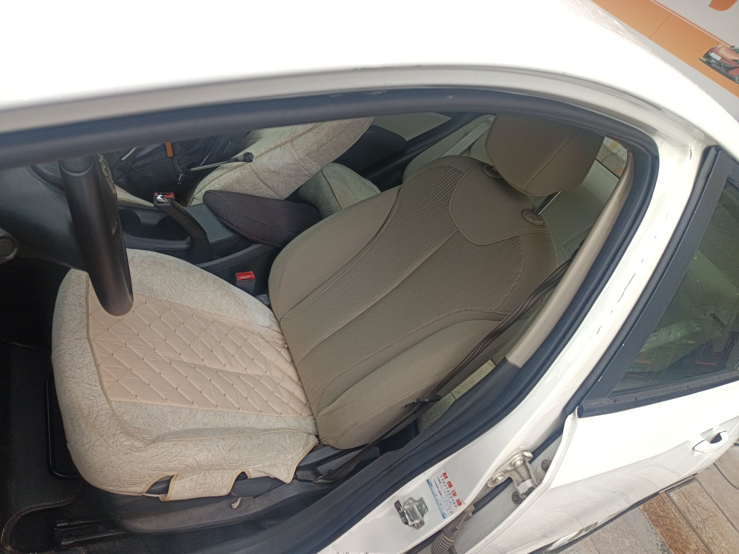 المقاعد الأمامية داخل السيارة