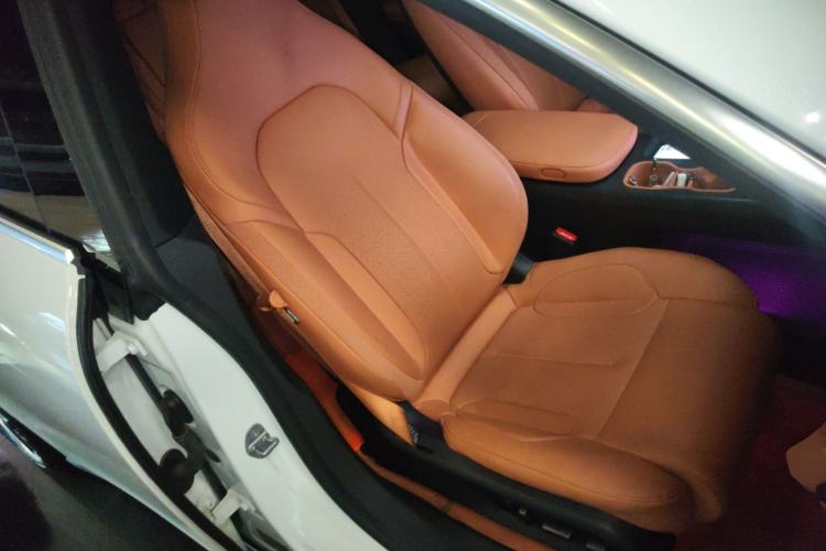 Used Nio ET5 2025 75 kWh Right Front Seat