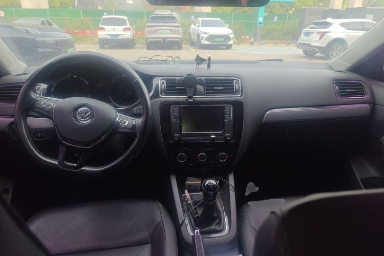 Used Volkswagen Sagitar 2017 1.6L Manual Comfort Model Center Console