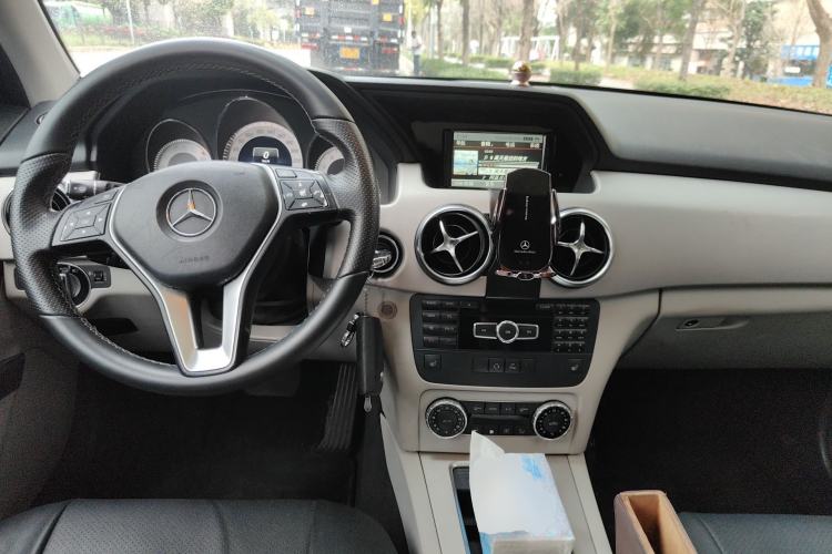 Used Mercedes-Benz GLK-Class 2013 GLK 300 4MATIC Dynamic Sunroof Model Center Console