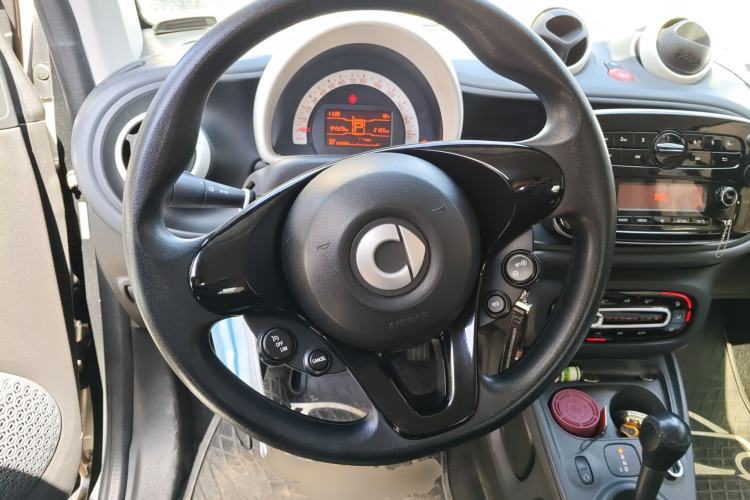Used smart fortwo 2015 1.0L 52 kW hardtop Dynamic version
