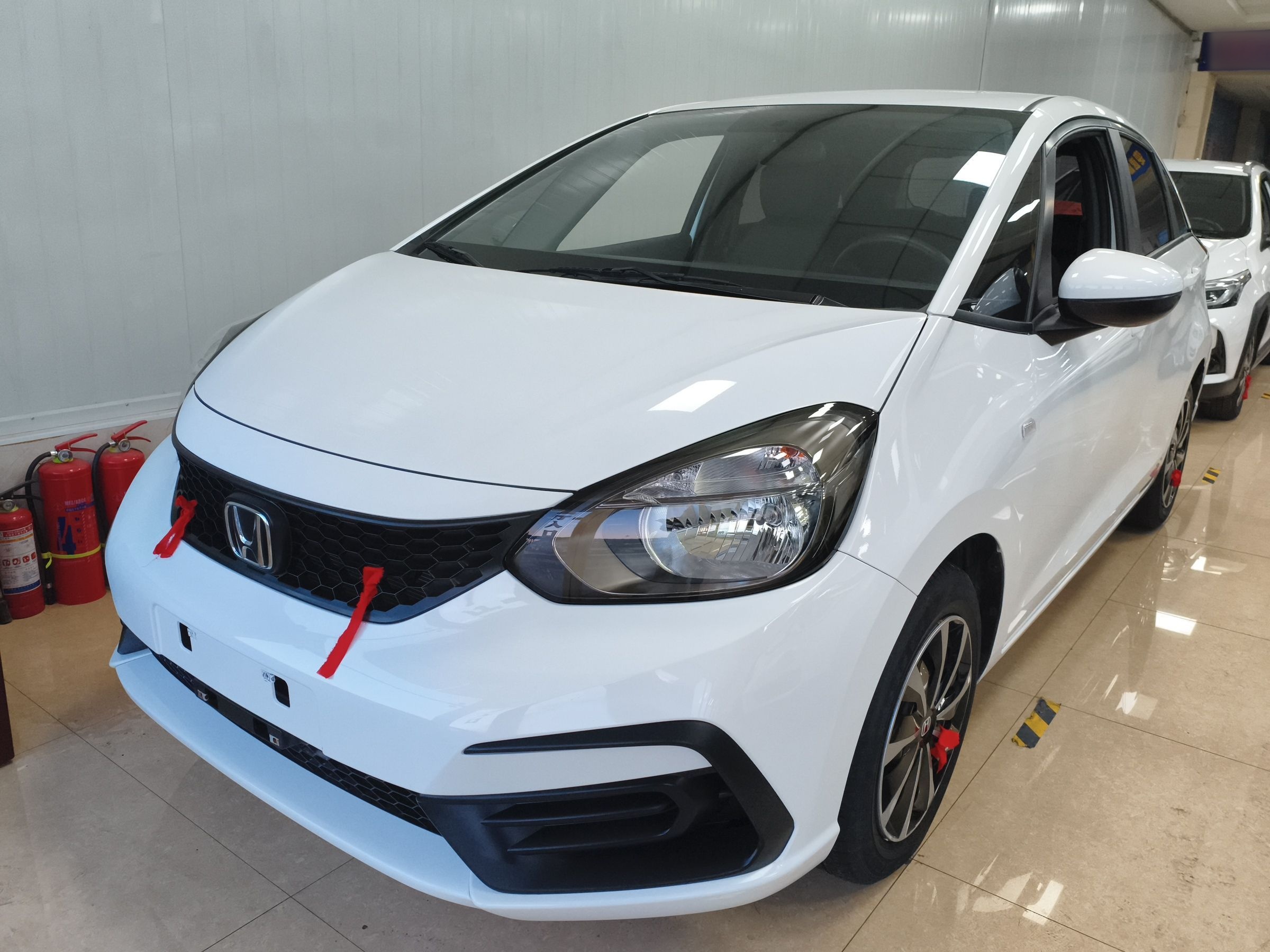 تحت مقدمة السيارة