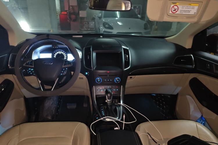 Used Ford Edge 2015 2.0T GTDi Two-Wheel-Drive High-Line Version
