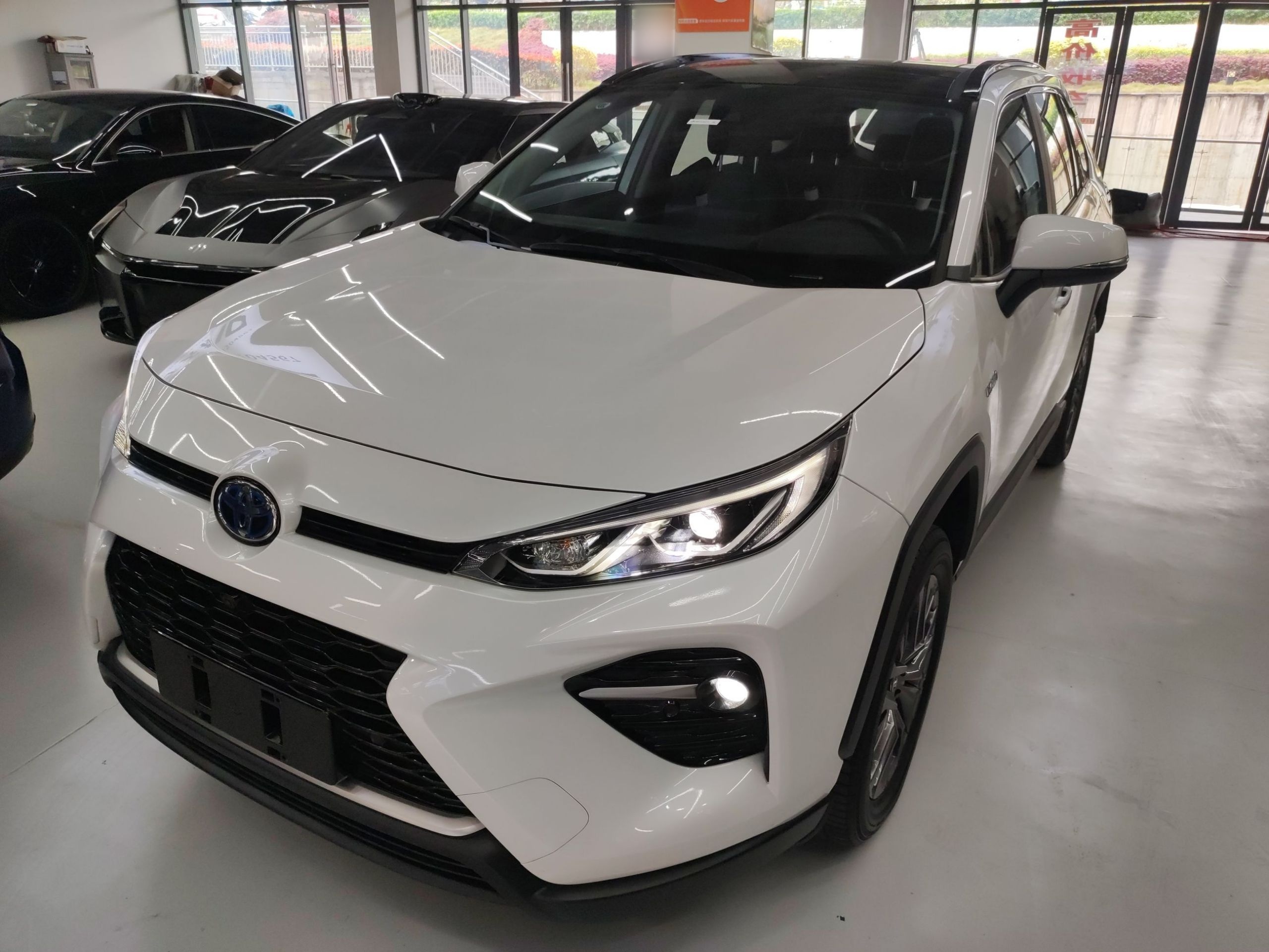 Под передней частью автомобиля