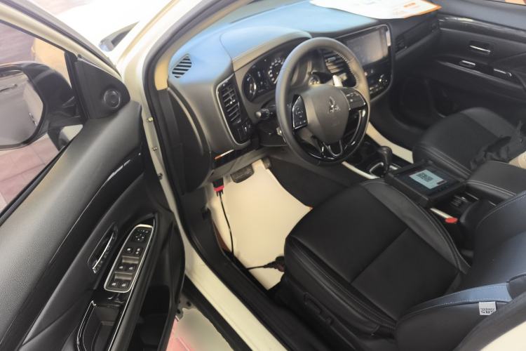 Used Mitsubishi Outlander 2019 2.4L 4x4 Zhi Xiang Edition 5 Seats China VI Standard
